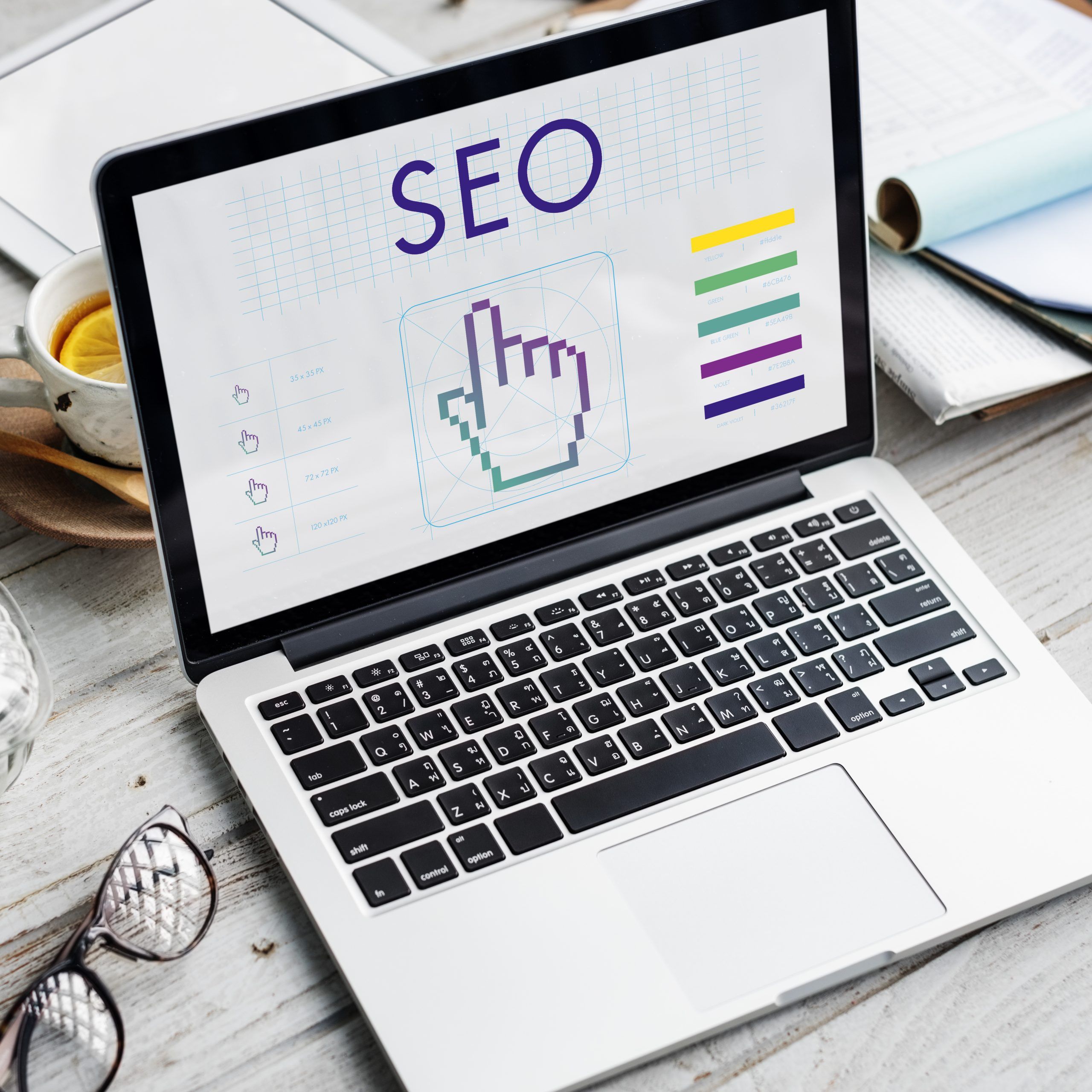 Ordenador con la palabra SEO escrita en la pantalla.
