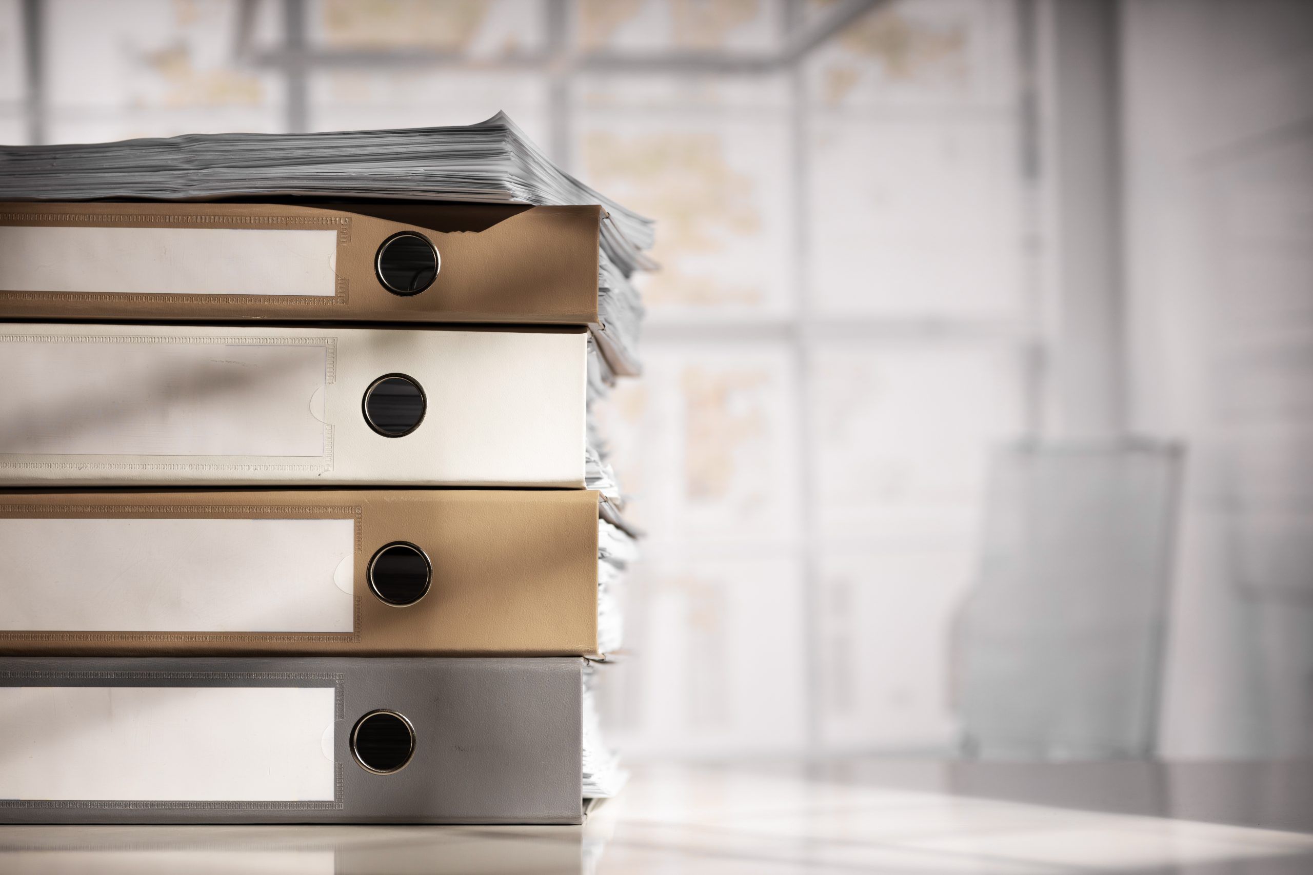 Pila de carpetas con documentos