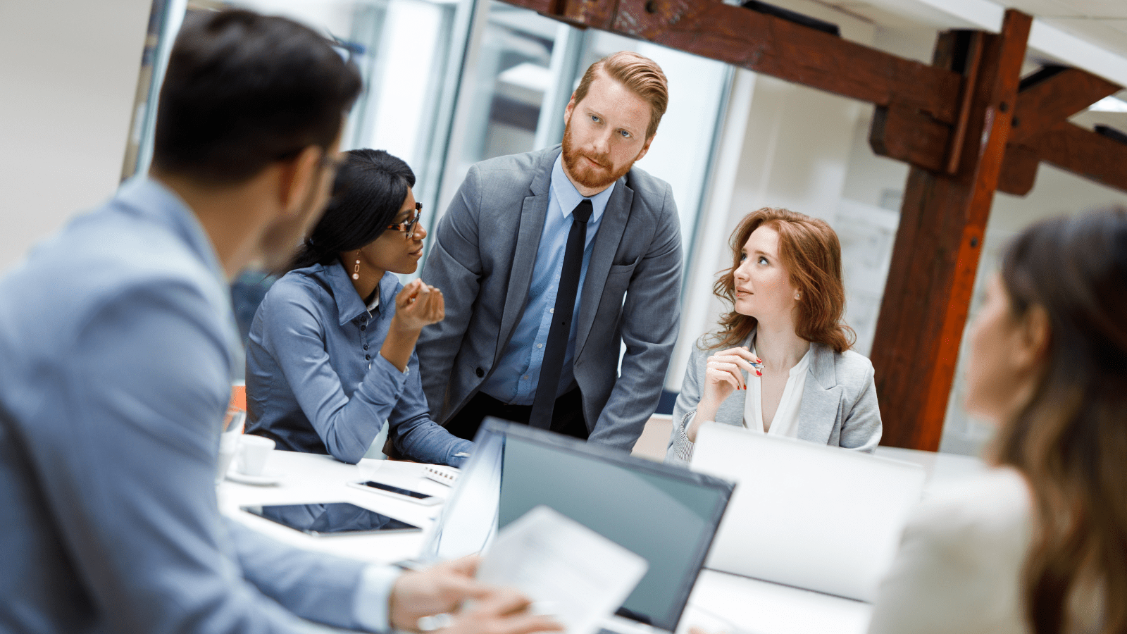 Reunión de negocios con diferencias culturales