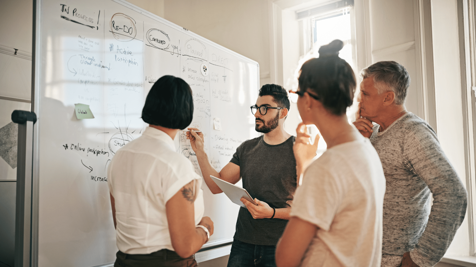 Equipo de marketing desarrollando una estrategia global con traducción de marketing.