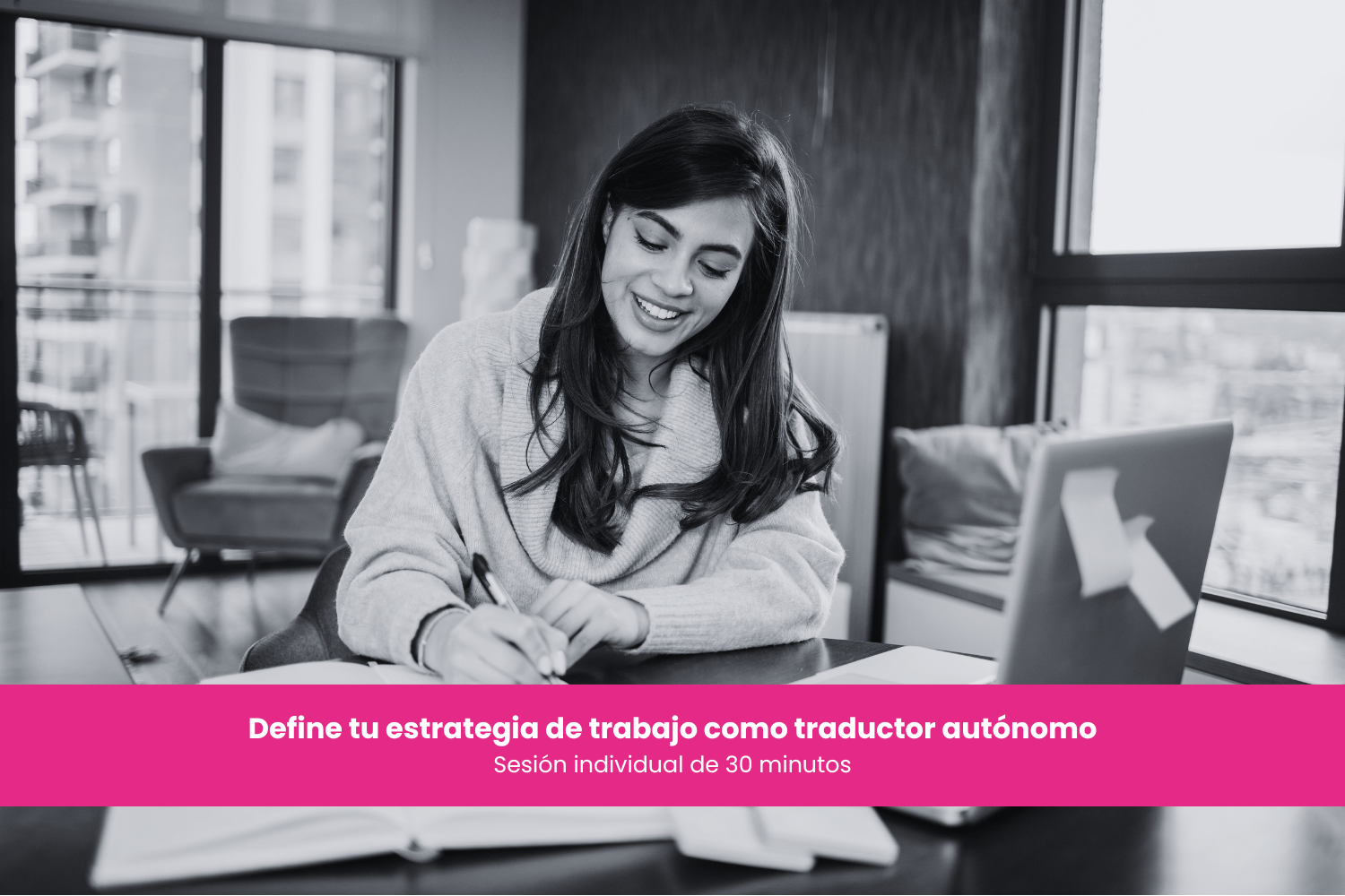 Una mujer definiendo su estrategia de trabajo como traductor autónomo