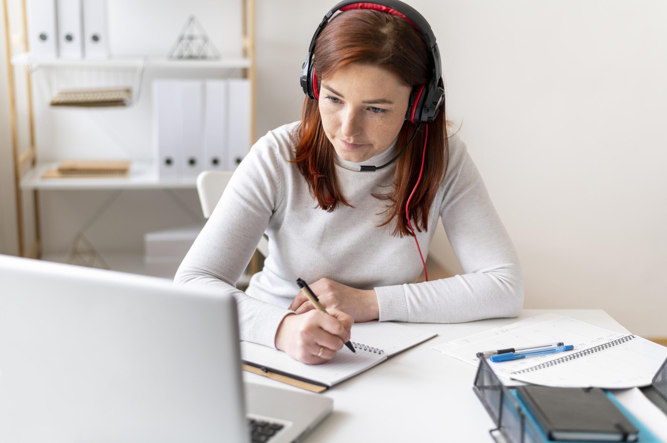 Una intérprete realizando una interpretación online
