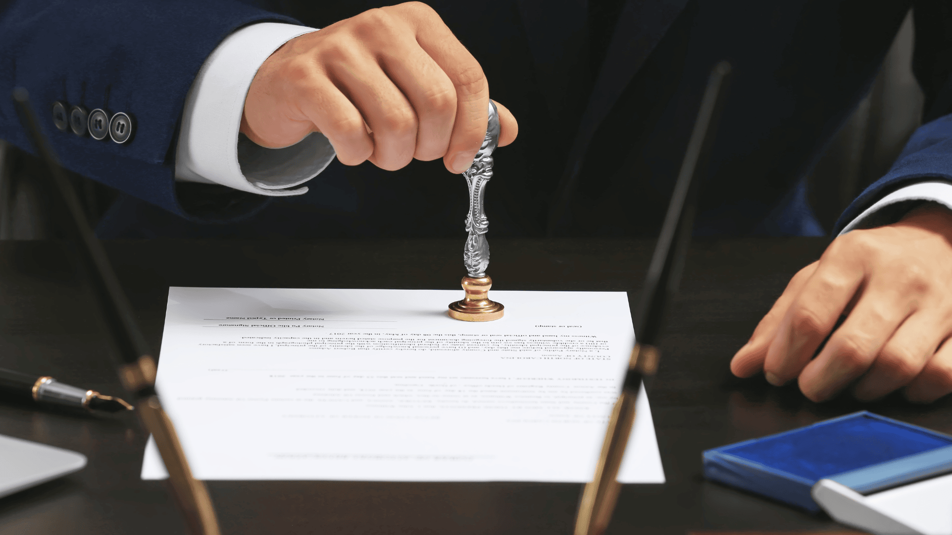 Una persona firmando una certificación de interpretación jurada durante un servicio de interpretación profesional.