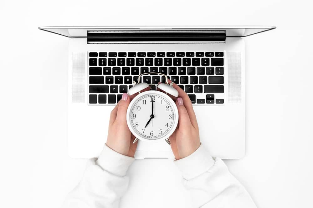 Un reloj que indica que el tiempo que falta para la entrega de traducciones urgentes.