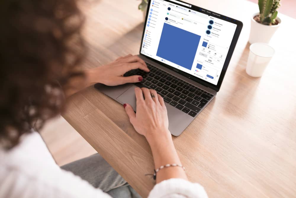 Una mujer actualizando su perfil de traducción en LinkedIn