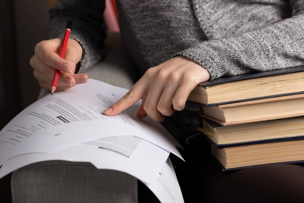 Una persona haciendo el examen de traductor jurado