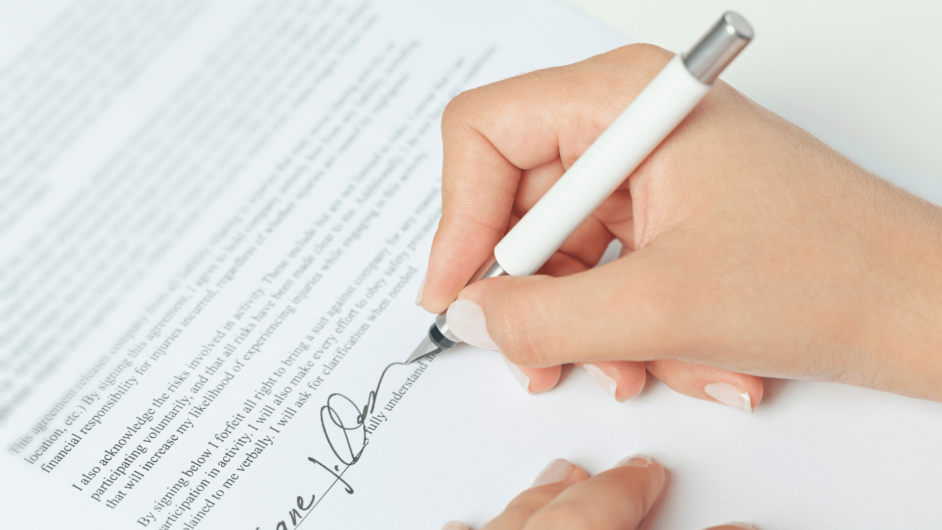 Una persona firmando un contrato en el que se define qué es un trust.