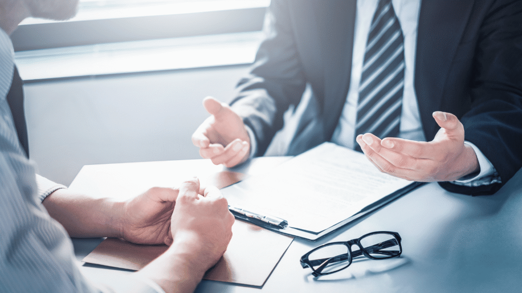 Dos personas negociando un acuerdo con warranties.