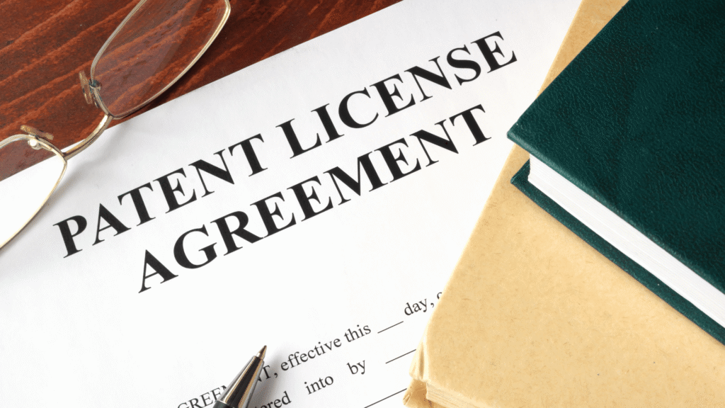 Una persona que necesita traducir documentación de marcas y patentes