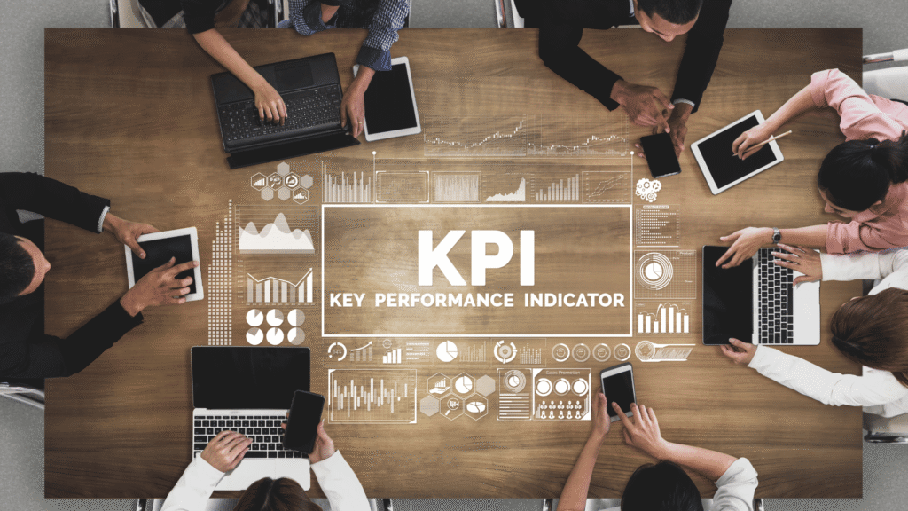 Un equipo estableciendo los KPIs de un SLA (Service Level Agreement).