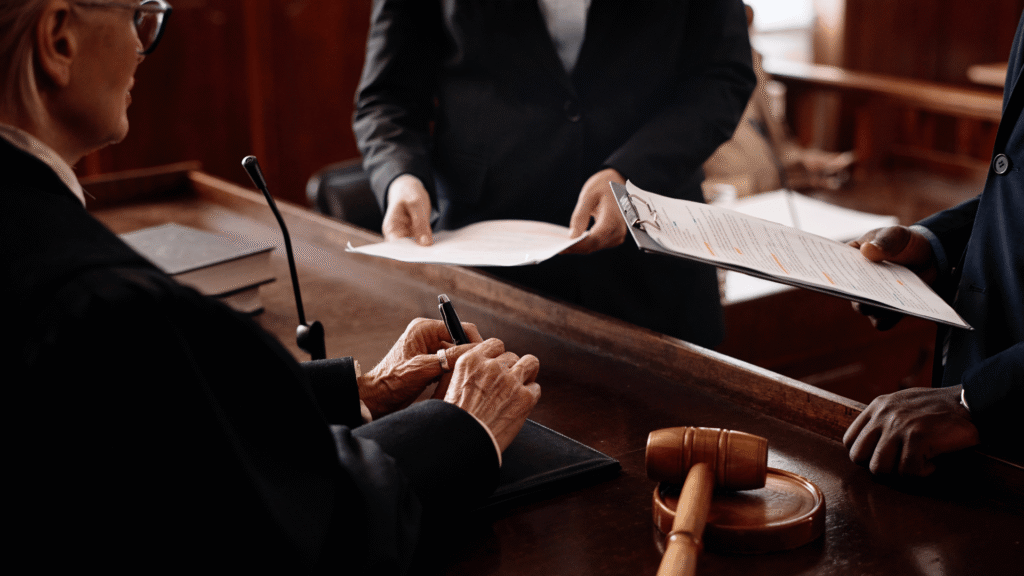 Jueza y abogados debatiendo sobre cómo traducir demandas.