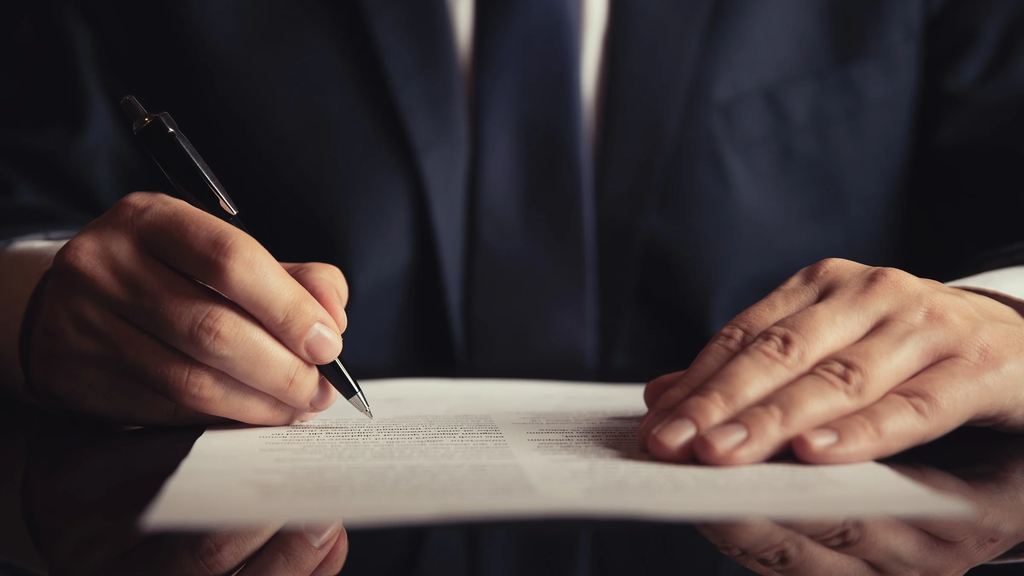 Firma de un contrato con traducción de cláusulas contractuales al inglés