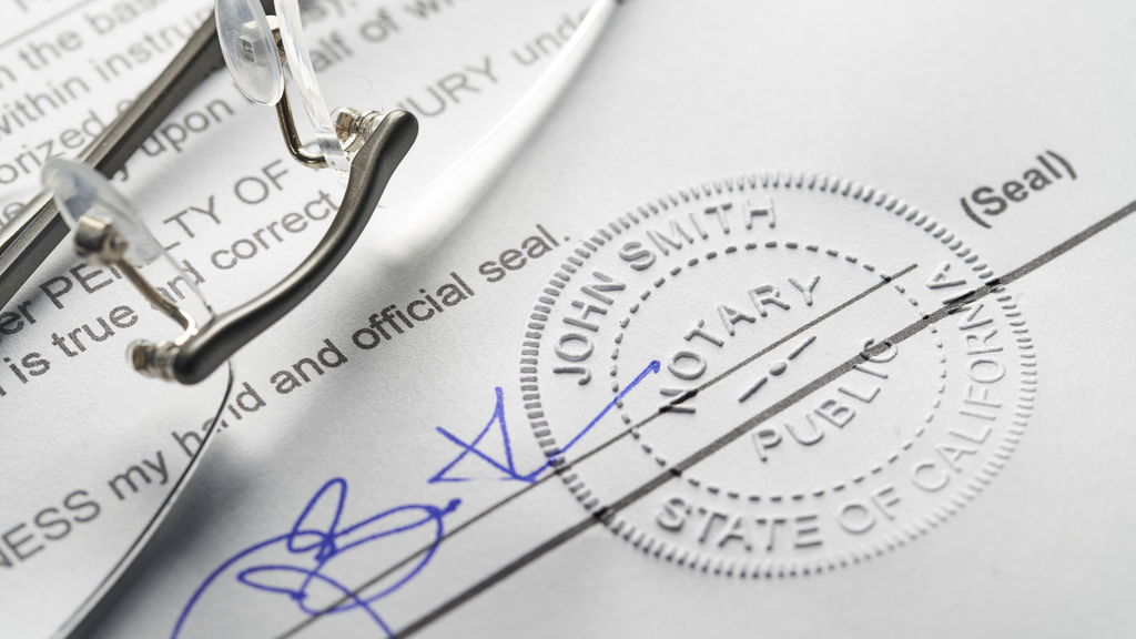Acta notarial con papel timbrado.